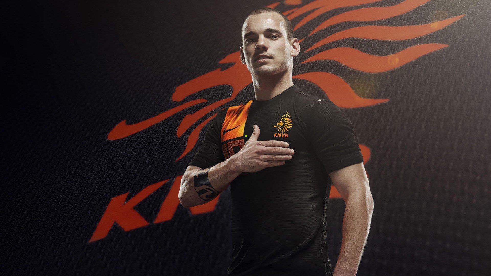 范佩西父子同场书写足坛新篇，19岁沙奎尔欧联杯首秀闪耀